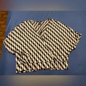 Black & White Wave-Print V-Neck Crop Top